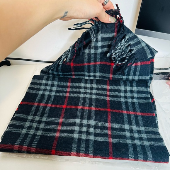 Burberry Lambs wool scarf - Picture 2 of 3